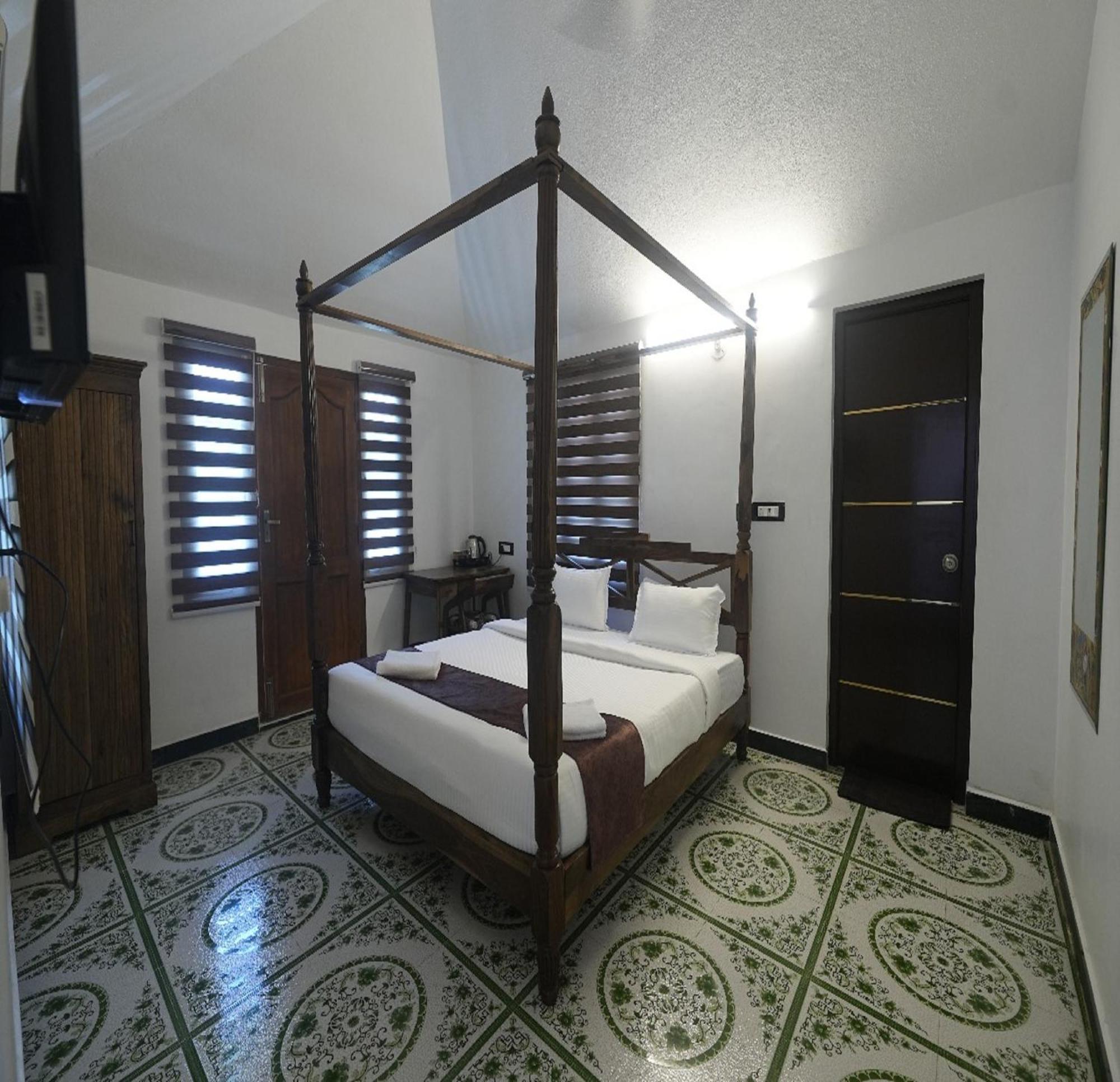 Courtyard Castle Heritage Resort Pondicherry Exteriör bild