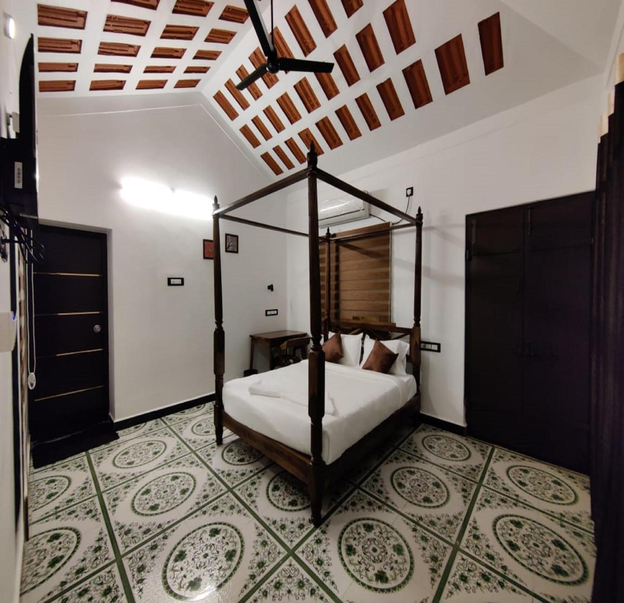 Courtyard Castle Heritage Resort Pondicherry Exteriör bild