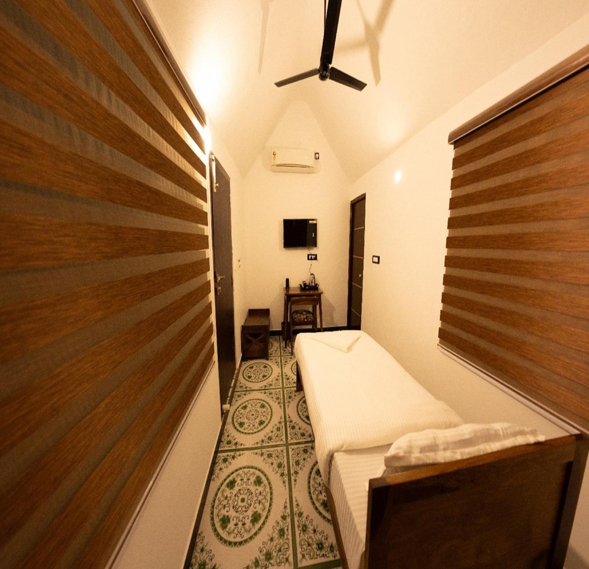 Courtyard Castle Heritage Resort Pondicherry Exteriör bild